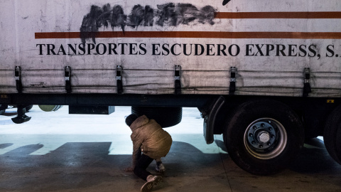 Estos menores migrantes intentan colarse en los bajos de camiones que embarcan en los ferrys del puerto con destino a la Península, donde hay más oportunidades que en Ceuta.- PEDRO ARMESTRE/ SAVE THE CHILDREN