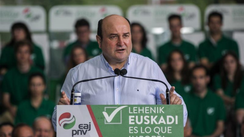 El presidente del PNV, Andoni Ortuzar durante su intervención en un mitin de su partido en la localidad alavesa de Llodio. EFE/David Aguilar El presidente del PNV, Andoni Ortuzar durante su intervención en un mitin de su partido en la localidad alavesa de Llodio. EFE/David Aguilar