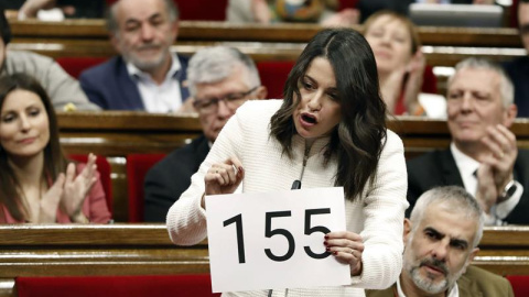 Inés Arrimadas, amb un cartell del 155 durant el ple del Parlament. EFE / ANDREU DALMAU