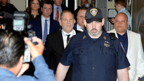 El productor de cine Harvey Weinstein saliendo de los juzgados. Reuters El productor de cine Harvey Weinstein saliendo de los juzgados. Reuters