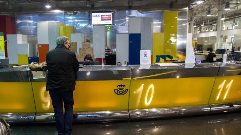 Un cliente es atendiendo en la Oficina de Correos de Cibeles, en Madrid, el pasado 16 de marzo de 2021. Un cliente es atendiendo en la Oficina de Correos de Cibeles, en Madrid, el pasado 16 de marzo de 2021.