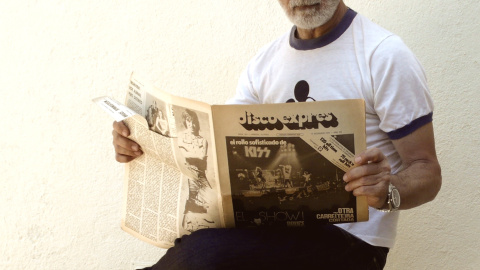 Edi Clavo, autor del libro 'Viva el rollo!' (Sílex Ediciones), con un ejemplar de la revista 'Disco Expres'.
