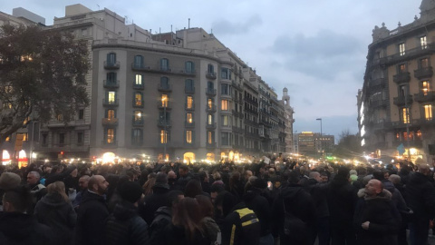 Concentración de los Mossos que reclaman la equiparación salarial con el cuerpo de bomberos y el ingreso de las pagas extras de 2013 y 2014. | mosS.O.S. Concentración de los Mossos que reclaman la equiparación salarial con el cuerpo de bomberos y el ingreso de las pagas extras de 2013 y 2014. | mosS.O.S.