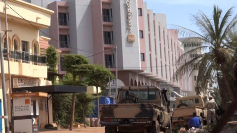El hotel Radisson Blue de Bamako momentos después del atentado del 2015. De VOA – VOA, Dominio público. El hotel Radisson Blue de Bamako momentos después del atentado del 2015. De VOA – VOA, Dominio público.