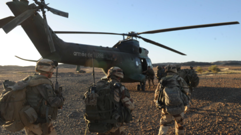 Tropas francesas subiendo a un helicóptero durante una misión en el Sahel en 2015. Foto: 35e RAP – officiel (CC BY-SA 4.0). Tropas francesas subiendo a un helicóptero durante una misión en el Sahel en 2015. Foto: 35e RAP – officiel (CC BY-SA 4.0).