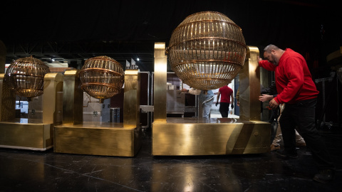 15/12/23- Los bombos del Sorteo Extraordinario de Navidad ya se encuentran en el Teatro Real de Madrid, a una semana de la celebración del sorteo. 15/12/23- Los bombos del Sorteo Extraordinario de Navidad ya se encuentran en el Teatro Real de Madrid, a una semana de la celebración del sorteo.