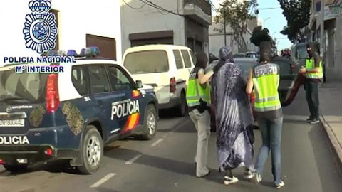 Fotografía extraída del vídeo facilitada por la Policía Nacional de la detención hoy, de una mujer en Lanzarote acusada de reclutar niñas y adolescentes y facilitarles el desplazamiento a zonas controladas por el Estado Islámico. EFE Fotografía extraída del vídeo facilitada por la Policía Nacional de la detención hoy, de una mujer en Lanzarote acusada de reclutar niñas y adolescentes y facilitarles el desplazamiento a zonas controladas por el Estado Islámico. EFE