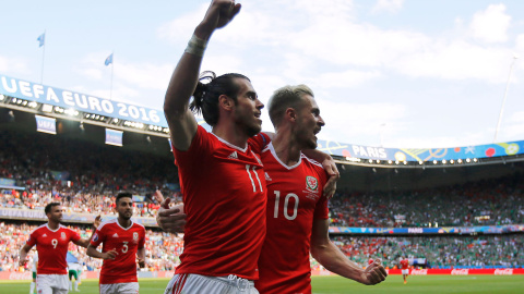Bale y Ramsey celebran el pase de Gales a los cuartos de final de la Eurocopa. /REUTERS Bale y Ramsey celebran el pase de Gales a los cuartos de final de la Eurocopa. /REUTERS