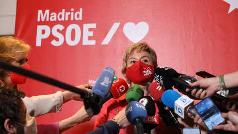 La secretaria de organización del PSOE, Carmen Barahona, responde a los medios a su llegada al Hotel Princesa Plaza para seguir la jornada electoral, a 4 de mayo de 2021, en Madrid (España). La secretaria de organización del PSOE, Carmen Barahona, responde a los medios a su llegada al Hotel Princesa Plaza para seguir la jornada electoral, a 4 de mayo de 2021, en Madrid (España).