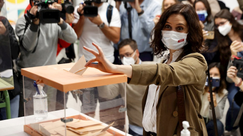 La presidenta de la Comunidad de Madrid y candidata a la reelección, Isabel Díaz Ayuso vota en el colegio La Inmacualada-Marillac en Madrid. La presidenta de la Comunidad de Madrid y candidata a la reelección, Isabel Díaz Ayuso vota en el colegio La Inmacualada-Marillac en Madrid.