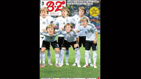 Esta portada que se publicó durante el Mundial de 2012 podría parecer inocente, pero si llega después de que la selección alemana humille a la griega metiéndole cuatro goles... La cosa cambia.