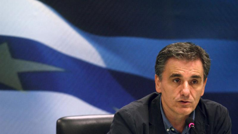 El nuevo ministro de finanzas griego, Euclidis Tsakalotos, en la comparecencia que realizó ayer lunes tras tomar posesión del cargo. EFE El nuevo ministro de finanzas griego, Euclidis Tsakalotos, en la comparecencia que realizó ayer lunes tras tomar posesión del cargo. EFE