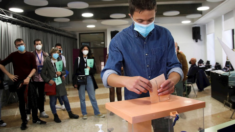 El portavoz de Más País en el Congreso, Íñigo Errejón, vota en colegio Santa María de Jesús para las elecciones autonómicas en Madrid de este martes. El portavoz de Más País en el Congreso, Íñigo Errejón, vota en colegio Santa María de Jesús para las elecciones autonómicas en Madrid de este martes.