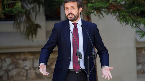 El presidente del PP, Pablo Casado, hace declaraciones a los medios tras votar para las elecciones autonómicas en el Colegio Nuestra Señora del Pilar de Madrid. El presidente del PP, Pablo Casado, hace declaraciones a los medios tras votar para las elecciones autonómicas en el Colegio Nuestra Señora del Pilar de Madrid.