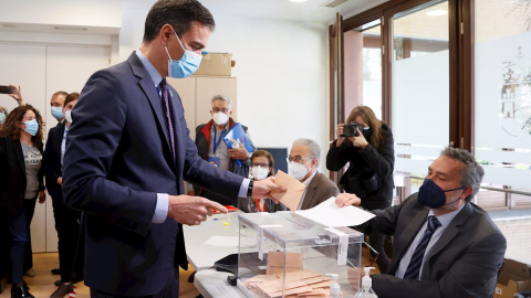 El presidente del Gobierno, Pedro Sánchez vota en las elecciones autonómicas en el Centro Cultural Volturno de Pozuelo de Alarcón este martes durante en la jornada electoral que vive la Comunidad. El presidente del Gobierno, Pedro Sánchez vota en las elecciones autonómicas en el Centro Cultural Volturno de Pozuelo de Alarcón este martes durante en la jornada electoral que vive la Comunidad.
