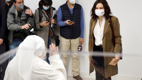 La presidenta de la Comunidad de Madrid, Isabel Díaz Ayuso, acude al colegio La Inmacualada-Marillac para ejercer su derecho al voto en Madrid. La presidenta de la Comunidad de Madrid, Isabel Díaz Ayuso, acude al colegio La Inmacualada-Marillac para ejercer su derecho al voto en Madrid.