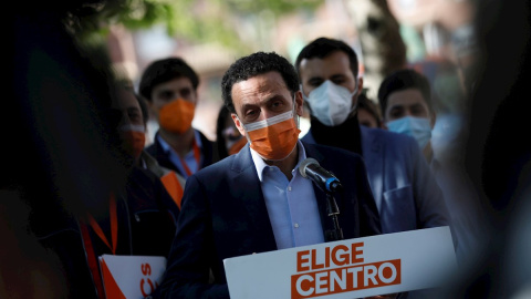 El candidato de Ciudadanos, Edmundo Bal, hace declaraciones tras votar en el Centro Cultural Alfredo Kraus. El candidato de Ciudadanos, Edmundo Bal, hace declaraciones tras votar en el Centro Cultural Alfredo Kraus.