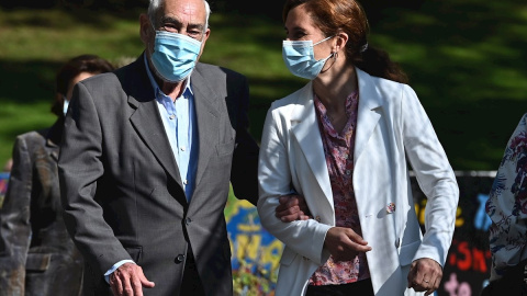 La candidata de Más Madrid, Mónica García (d), junto a su padre, Sergio García Reyes (i), a la entrada del Colegio Monserrat donde ha acudido para ejercer su derecho al voto en Madrid, este martes. La candidata de Más Madrid, Mónica García (d), junto a su padre, Sergio García Reyes (i), a la entrada del Colegio Monserrat donde ha acudido para ejercer su derecho al voto en Madrid, este martes.