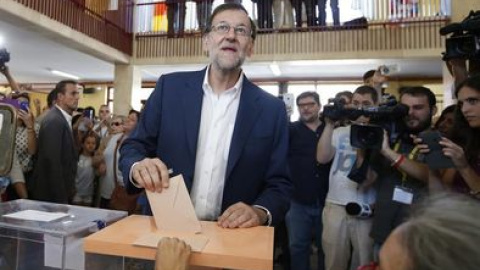 Mariano Rajoy ya ha votado en el Colegio Bernadette de Aravaca entre aplausos y algunos abucheos.
