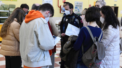 Preparativos en el colegio Roma en Madrid previos a la apertura para las votaciones en las elecciones autonómicas. Madrid sigue los pasos de Galicia, País Vasco y Cataluña al celebrar unas elecciones autonómicas en plena pandemia, lo que ob Preparativos en el colegio Roma en Madrid previos a la apertura para las votaciones en las elecciones autonómicas. Madrid sigue los pasos de Galicia, País Vasco y Cataluña al celebrar unas elecciones autonómicas en plena pandemia, lo que ob