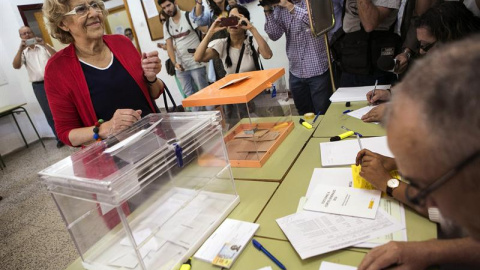 Manuela Carmena, alcaldesa de Madrid, votando en el colegio IES Conde de Orgaz, en el barrio de Hortaleza esta mañana