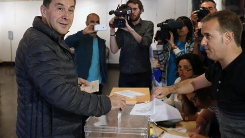 Arnaldo Otegi, líder de la izquierda abertzale, votando en un colegio electoral de la provincia de Guipuzcoa