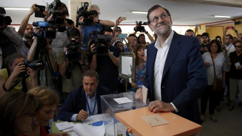 Mariano Rajoy, presidente en funciones, acude a votar a un colegio electoral del barrio madrileño de Aravaca, poco antes de las 11 de la mañana