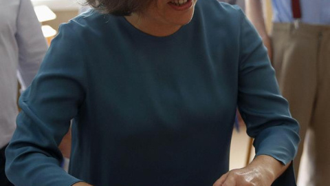 La vicepresidenta de España en funciones, y número dos del Partido Popular, Soraya Sáenz de Santamaría, votando en un colegio de Madrid