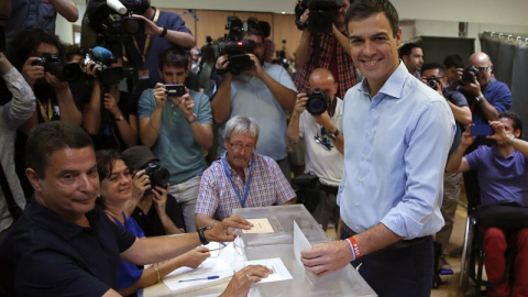 Pedro Sánchez, líder del Partido Socialista, votando esta mañana en Pozuelo de Alarcón, Madrid