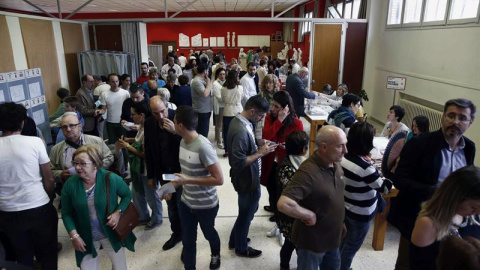 Así de lleno se encuentra el colegio electoral en Pamplona. Según datos oficiales, entre las 11 y las 14 horas, es cuando más gente acude a votar/EFE