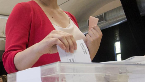 Ada Colau, alcaldesa de Barcelona deposita su voto en un colegio electoral de Barcelona