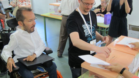 Pablo Echenique, secretario de organización de Podemos y diputado en las Cortes de Aragón, acude a votar en Zaragoza