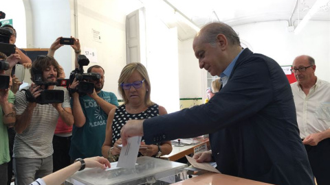 Jorge Fernández Díaz, ministro de Interior en funciones y cabeza de lista por Barcelona, votando en un colegio electoral de esa misma ciudad
