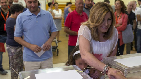 La presidenta andaluza y secretaria general del PSOE-A, Susana Díaz, ejerce su derecho al voto en un colegio electoral del barrio de Triana, en Sevilla