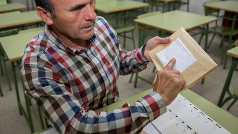 Un invidente, Francisco Moreno, vota con la ayuda del sistema Braille en Logroño