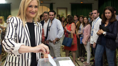 Cristina Cifuentes, presidenta de la Comunidad de Madrid, acude a votar en el distrito de Moncloa, en Madrid
