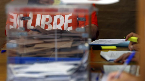 Urnas bastante llenas en un colegio electoral de San Sebastián. A las 14 horas, la participación era del 36,87%/EFE