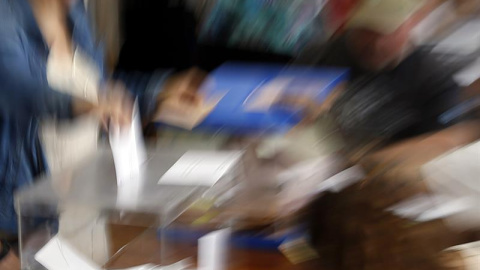 Vista de una mesa electoral en un colegio de San Sebastián. EFE/Javier Etxezarreta
