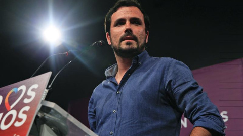 El coordinador general de IU y candidato de Unidos Podemos, Alberto Garzón, durante la rueda de prensa que ha ofrecido para hacer una primera valoración tras el cierre de los colegios electorales. EFE/Zipi