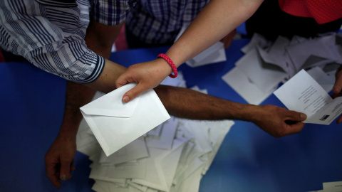 Los miembros de una mesa electoral comienzan a contar los votos en Ronda, Málaga. REUTERS/Jon Nazca