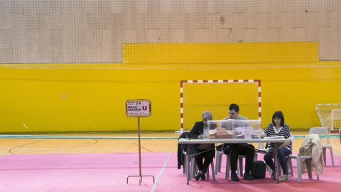 Los miembros de una mesa inician el recuento de los votos tras cerrar las puertas, en uno de los colegios electorales situado en el centro de Vitoria. EFE/David Aguilar.