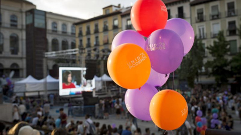Seguidores de Unidos Podemos, esperan los resultados de las elecciones generales en la plaza del museo Reina Sofia de Madrid. EFE/Luca Piergiovanni.