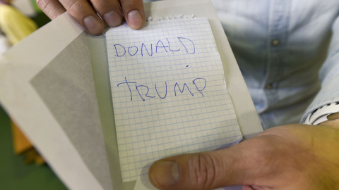 Una papeleta con el nombre de Donald Trump en un sobre electoral en la Fresneda. REUTERS/Eloy Alonso