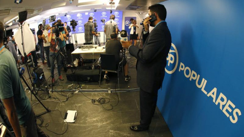 Ambiente en la sede del PP, en la madrileña calle Génova, tras el cierre de los colegios en esta jornada de elecciones generales. EFE/Javier Lizón