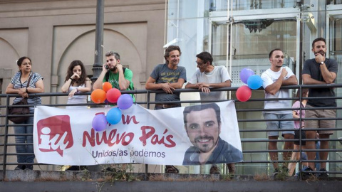 Seguidores de Unidos Podemos, esperan los resultados de las elecciones generales en la plaza del museo Reina Sofia de Madrid. EFE/Luca Piergiovanni.