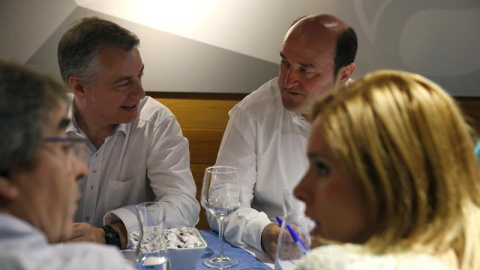 El lehendakari, Iñigo Urkullu, junto al presidente del PNV Andoni Ortuzar  y dirigentes de esta formación siguen los resultados del escrutinio de las elecciones generales del 26J. EFE/Luis Tejido