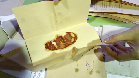 Una rodaja de chorizo encontrada en un sobre electoral en La Fresneda. REUTERS/Eloy Alonso