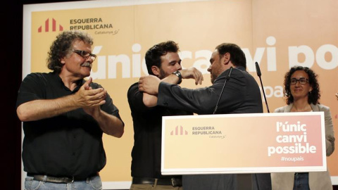 El cabeza de lista de ERC por Barcelona, Gabriel Rufián, junto al líder del partido y vicepresidente de la Generalitat, Oriol Junqueras y el candidato número dos, Joan Tardá, entre otros, durante la rueda de prensa ofrecida para valorar los