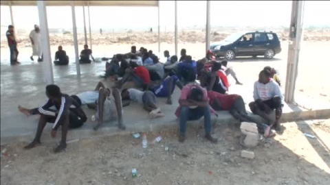 Alrededor de 60 migrantes son rescatados después de naufragar en las costas de Libia Alrededor de 60 migrantes son rescatados después de naufragar en las costas de Libia