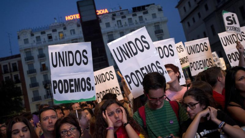 Simpatizantes de Unidos Podemos tras conocer los primeros resultados de las elecciones generales celebradas en España, hoy en la plaza del museo Reina Sofía de Madrid. EFE/Luca Piergiovanni.